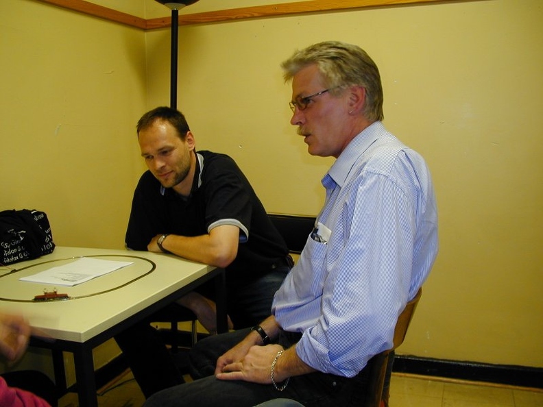 Reiner Weihrich (vorne) und Peter Haag (Neuling) bestaunen das braune
Krokodil in Z P1011257.jpg